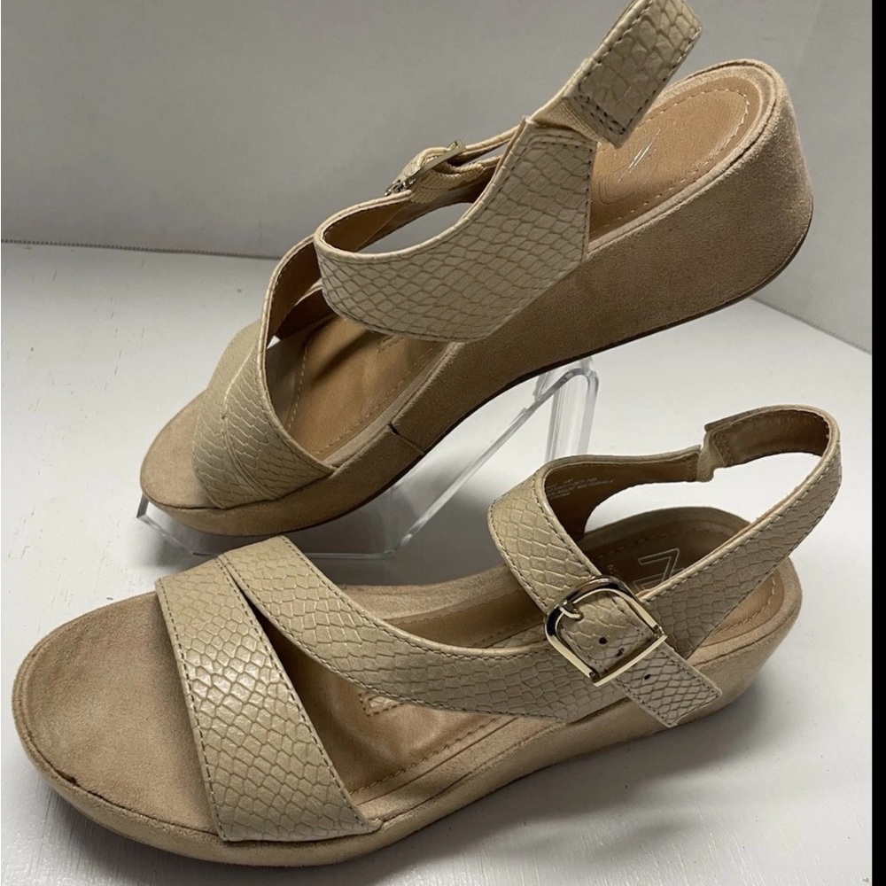 Women’s 6M Sandals Wedge Heels Tan Beige Buckle Straps New Directions Verne